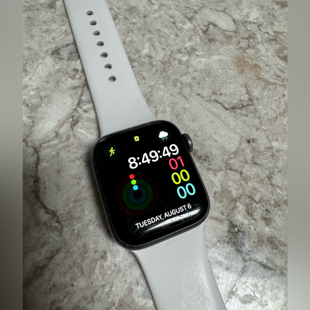 Apple Watch Series 4 40MM (Aluminum) - GPS
